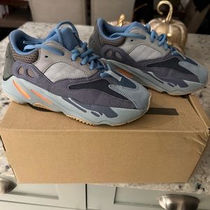 Yeezy Boost 700. Sneaker size 5